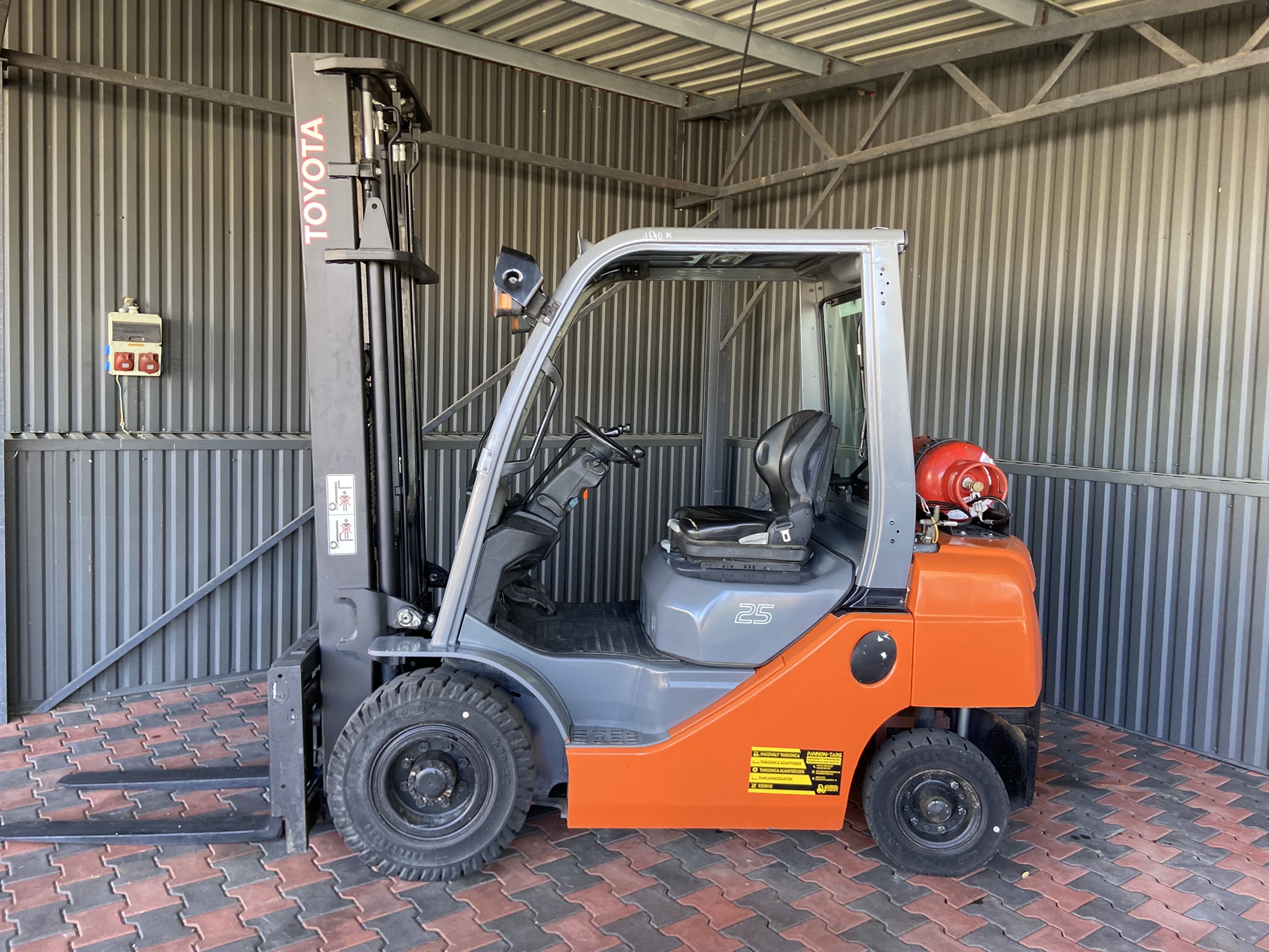 TOYOTA 02-8FGF25 HASZNÁLT TARGONCA