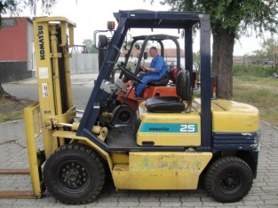 KOMATSU FG25L-11 HASZNÁLT TARGONCA