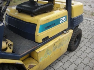 KOMATSU FG25L-11 HASZNÁLT TARGONCA