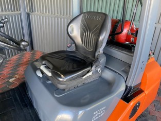 TOYOTA 02-8FGF25 HASZNÁLT TARGONCA