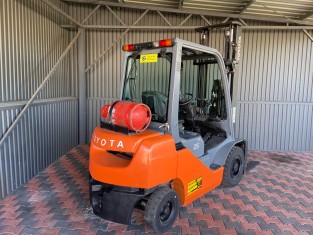 TOYOTA 02-8FGF25 HASZNÁLT TARGONCA
