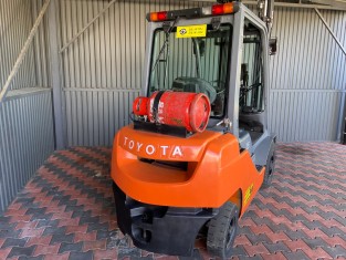 TOYOTA 02-8FGF25 HASZNÁLT TARGONCA