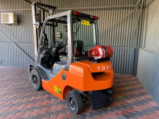 TOYOTA 02-8FGF25 HASZNÁLT TARGONCA