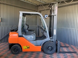 TOYOTA 02-8FGF25 HASZNÁLT TARGONCA