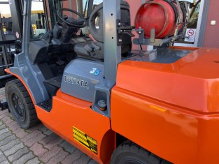 TOYOTA 02-7FG35 HASZNÁLT TARGONCA
