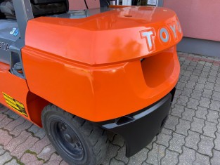 TOYOTA 02-7FG35 HASZNÁLT TARGONCA