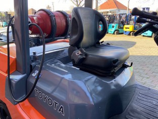 TOYOTA 02-7FG35 HASZNÁLT TARGONCA