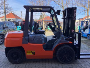 TOYOTA 02-7FG35 HASZNÁLT TARGONCA