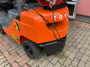 TOYOTA 02-8FGF25 HASZNÁLT TARGONCA